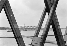 836163 Afbeelding van de bouw van een nieuw brugdeel voor de spoorbrug over het Hollands Diep bij Moerdijk.